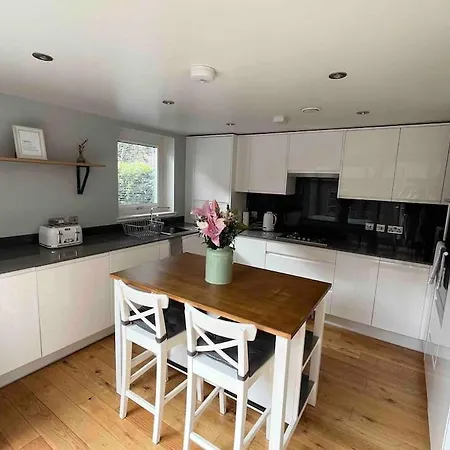 Gorgeous 3 Bed House Free Parking & Garden * Edinburgh