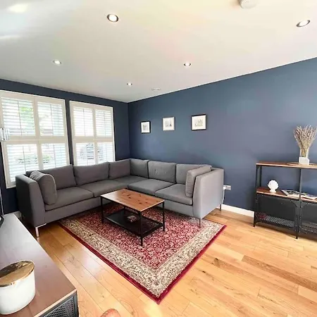 Gorgeous 3 Bed House Free Parking & Garden *