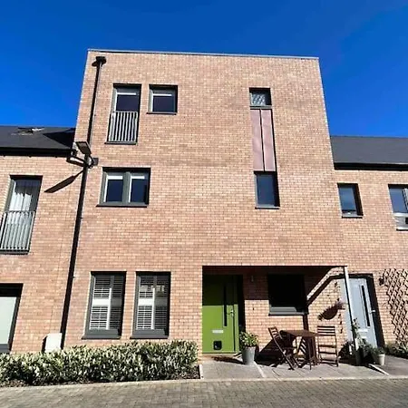 Gorgeous 3 Bed House Free Parking & Garden Holiday home *