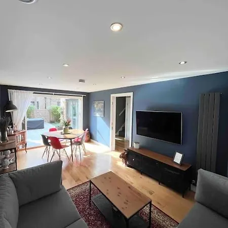 Gorgeous 3 Bed House Free Parking & Garden Holiday home