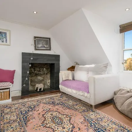 Cosy - Pass The Keys Edinburgh