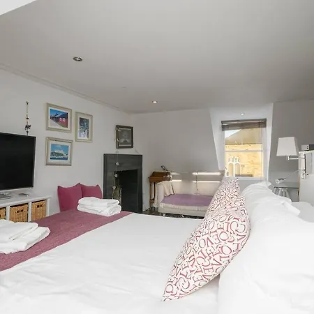 Cosy - Embrace Edinburghs Charm - Pass The Keys