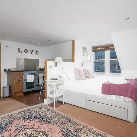 Cosy - Embrace Edinburghs Charm - Pass The Keys Edinburgh