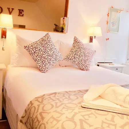 Cosy - Embrace Edinburghs Charm - Pass The Keys *