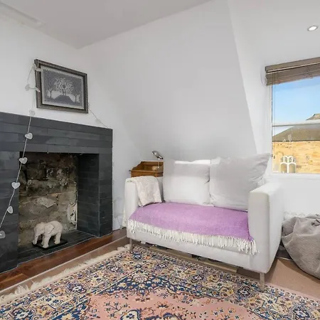 Cosy - Embrace Edinburghs Charm - Pass The Keys *