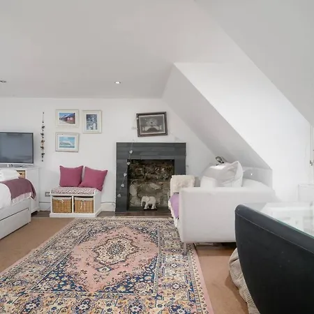 Cosy - Embrace Edinburghs Charm - Pass The Keys