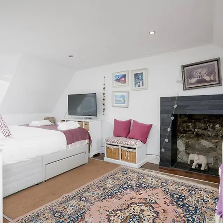 Cosy - Embrace Edinburghs Charm - Pass The Keys Apartment *