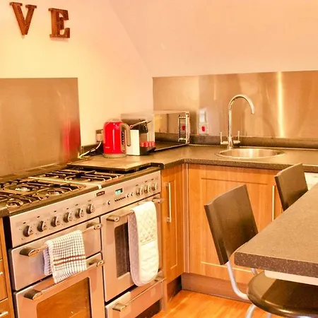 Apartment Cosy - Embrace Edinburghs Charm - Pass The Keys *