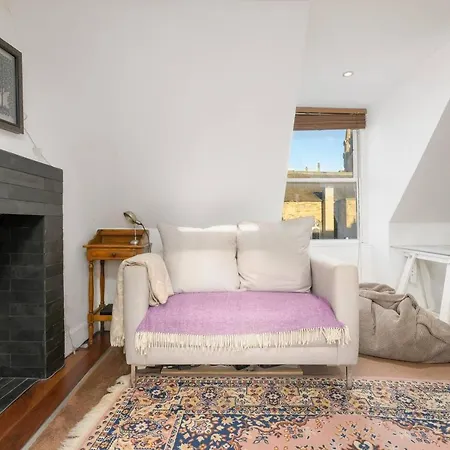 Cosy - Embrace Edinburghs Charm - Pass The Keys