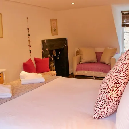 Apartment Cosy - Embrace Edinburghs Charm - Pass The Keys *