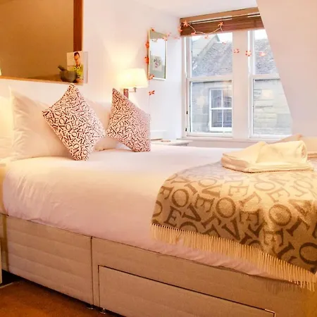 Cosy - Embrace Edinburghs Charm - Pass The Keys
