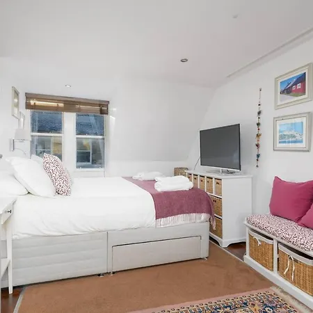 Cosy - Embrace Edinburghs Charm - Pass The Keys Apartment *