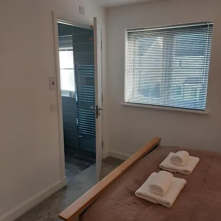 Beautiful 4-bedroom House With Private Garden & Parking Prázdninový dům *