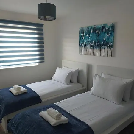 度假居 Beautiful 4-bedroom House With Private Garden & Parking