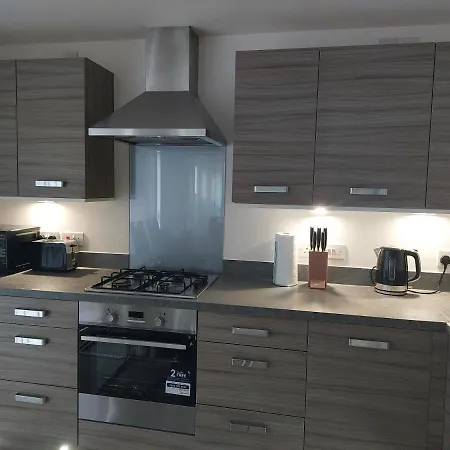 Beautiful 4-bedroom House With Private Garden & Parking Prázdninový dům *