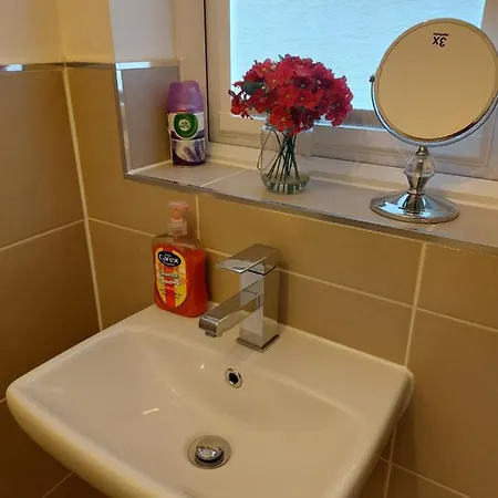 Beautiful 4-bedroom House With Private Garden & Parking 度假居 *