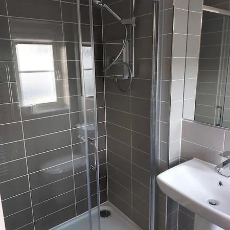 Beautiful 4-bedroom House With Private Garden & Parking Prázdninový dům *