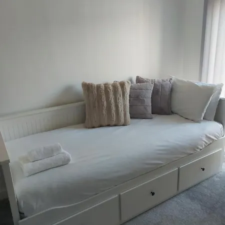 度假居 Beautiful 4-bedroom House With Private Garden & Parking