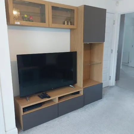 Beautiful 4-bedroom House With Private Garden & Parking Prázdninový dům *