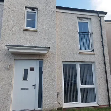 Beautiful 4-bedroom House With Private Garden & Parking