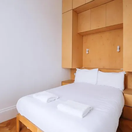 Contemporary 1bd Flat Wview Of Castle! 爱丁堡