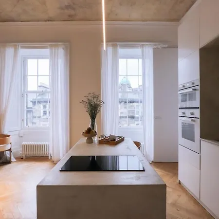 Contemporary 1bd Flat Wview Of Castle! Διαμέρισμα *