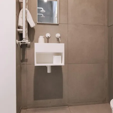 Contemporary 1bd Flat Wview Of Castle! Διαμέρισμα *