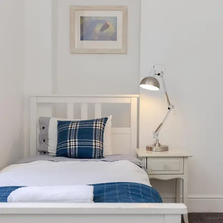 Traditional 3 Bedroom Quiet Duplex Flat By High St, Trams And Buses - Just 1-5 Miles To Centre אדינבורו