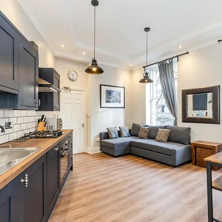 Traditional 3 Bedroom Quiet Duplex Flat By High St, Trams And Buses - Just 1-5 Miles To Centre דירה