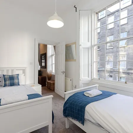 Διαμέρισμα Traditional 3 Bedroom Quiet Duplex Flat By High St, Trams And Buses - Just 1-5 Miles To Centre