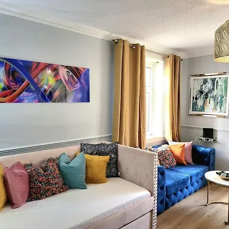 4 Bedrooms By Sensational Short Lets & Serviced *