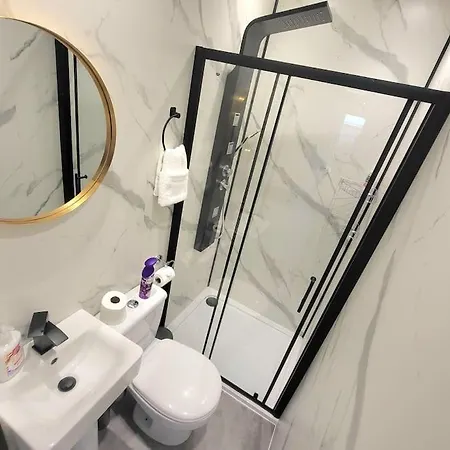 Apartment 4 Bedrooms By Sensational Short Lets & Serviced