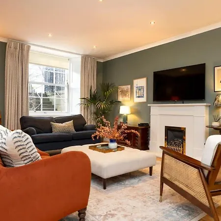 Spacious 2 Bedroom Gem & Garden