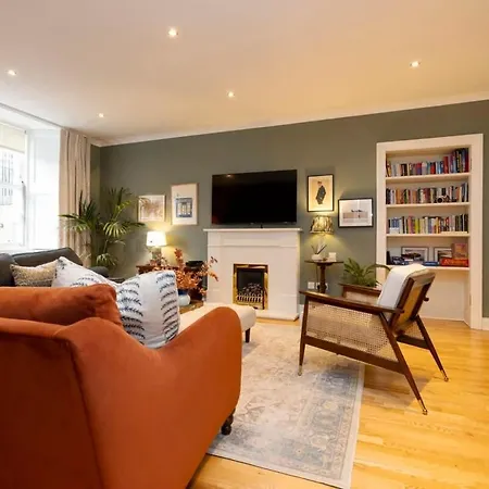 Spacious 2 Bedroom Gem & Garden Apartment *