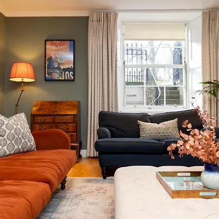 Spacious 2 Bedroom Gem & Garden Apartment *