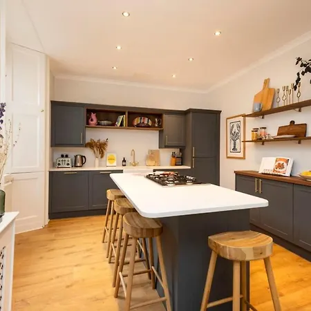 Spacious 2 Bedroom Gem & Garden Daire