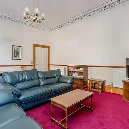 Lovely 2 Bed Flat Located Next To Castle *