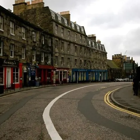 Lovely 2 Bed Flat Located Next To Castle *