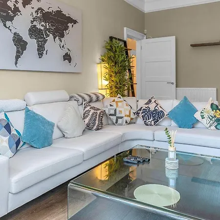 Stylish Elegance In City's Heart Apartment *
