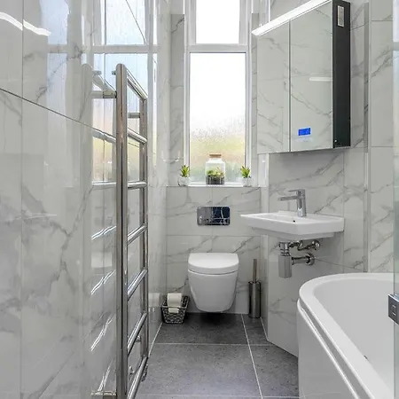 Apartment Stylish Elegance In City's Heart Edinburgh