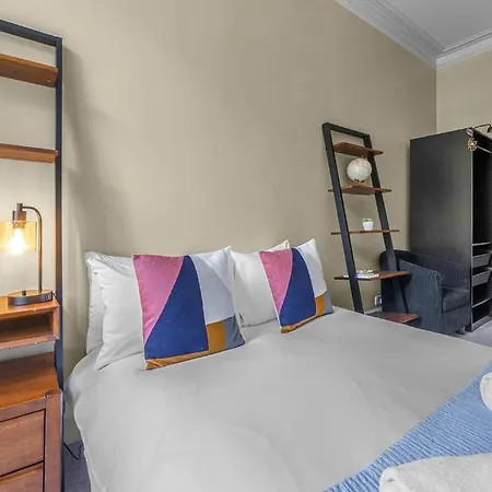 Elegant 3Bed-Central Edinburgh -By Holiday Homes Edynburg