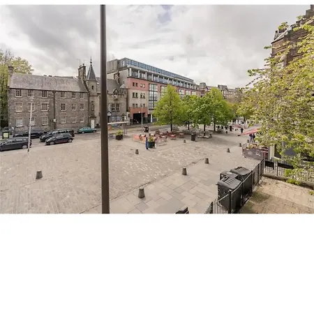 3 Bedrooms Flat In Old Town Sleeps 6 *