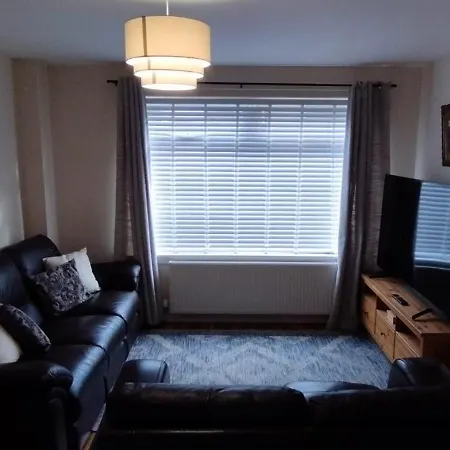 3 Bed House In - Private Parking Edinburgh
