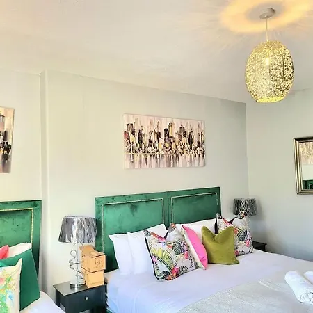 4 Bedrooms By Sensational Short Lets & Serviced * Edinburgh