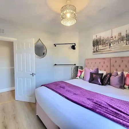 4 Bedrooms By Sensational Short Lets & Serviced *