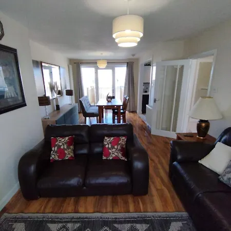 3 Bed House In - Private Parking