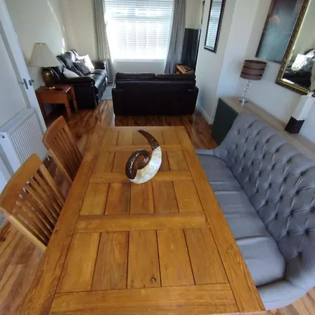 3 Bed House In - Private Parking Villa *