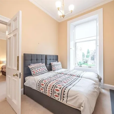 Beautiful & Bright 2 Bed Flat Murrayfield Lägenhet *