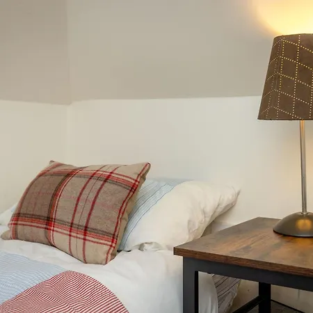 Traditional 3 Bedroom Quiet Duplex Flat By High St, Trams And Buses - Just 1-5 Miles To Centre דירה *