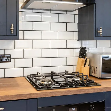 דירה Traditional 3 Bedroom Quiet Duplex Flat By High St, Trams And Buses - Just 1-5 Miles To Centre אדינבורו